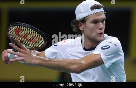 Split, Kroatien. Juli 2023. Otto Virtanen aus Finnland gibt den Ball an Mackenzie McDonald aus den USA zurück, als er am 16. September 2023 in Split, Kroatien, das Finale des Davis Cup 2023 in der Gruppe D absolvierte. Foto: Ivana Ivanovic/PIXSELL Credit: Pixsell/Alamy Live News Stockfoto