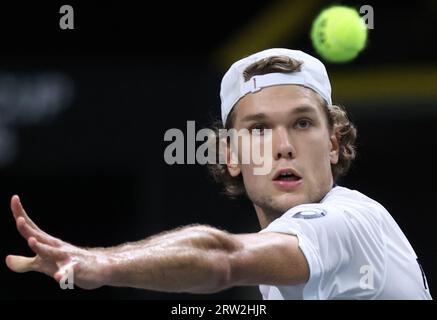 Split, Kroatien. Juli 2023. Otto Virtanen aus Finnland gibt den Ball an Mackenzie McDonald aus den USA zurück, als er am 16. September 2023 in Split, Kroatien, das Finale des Davis Cup 2023 in der Gruppe D absolvierte. Foto: Ivana Ivanovic/PIXSELL Credit: Pixsell/Alamy Live News Stockfoto