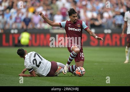 London, Großbritannien. September 2023. Lucas Paqueta aus West Ham Utd trifft sich im Londoner Stadion Stratford mit Matheus Nunes aus Manchester City während des Spiels West Ham gegen Manchester City in der Premier League. Quelle: MARTIN DALTON/Alamy Live News Stockfoto