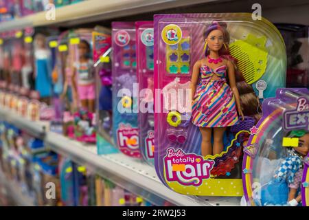 Barbie Toys zum Verkauf im Supermarkt-Stand. Minsk, Belarus, 16. September 2023 Stockfoto