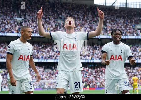 Tottenham Hotspurs Dejan Kulusevski (Mitte) feiert das zweite Tor ihrer Mannschaft im Spiel der Premier League im Tottenham Hotspur Stadium in London. Bilddatum: Samstag, 16. September 2023. Stockfoto