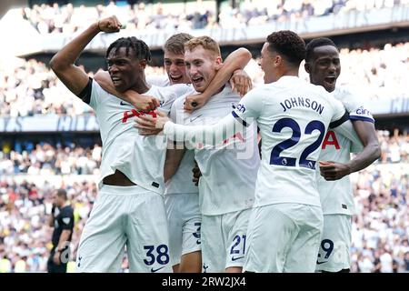 Tottenham Hotspurs Dejan Kulusevski (Mitte) feiert mit Teamkollegen, nachdem sie das zweite Tor ihrer Mannschaft im Spiel der Premier League im Tottenham Hotspur Stadium in London erzielt haben. Bilddatum: Samstag, 16. September 2023. Stockfoto