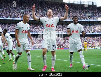 Tottenham Hotspurs Dejan Kulusevski (Mitte) feiert das zweite Tor ihrer Mannschaft im Spiel der Premier League im Tottenham Hotspur Stadium in London. Bilddatum: Samstag, 16. September 2023. Stockfoto