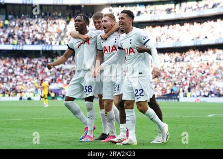 Tottenham Hotspurs Dejan Kulusevski (Mitte) feiert mit Teamkollegen, nachdem sie das zweite Tor ihrer Mannschaft im Spiel der Premier League im Tottenham Hotspur Stadium in London erzielt haben. Bilddatum: Samstag, 16. September 2023. Stockfoto