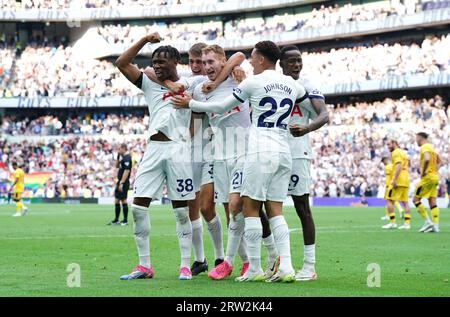 Tottenham Hotspurs Dejan Kulusevski (Mitte) feiert mit Teamkollegen, nachdem sie das zweite Tor ihrer Mannschaft im Spiel der Premier League im Tottenham Hotspur Stadium in London erzielt haben. Bilddatum: Samstag, 16. September 2023. Stockfoto