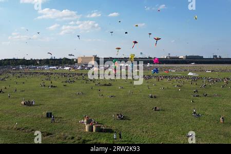 Berlin, Deutschland. September 2023. Zahlreiche Drachen fliegen über das Tempelhofer Feld beim 10. Festival der Riesenkite. Rund 80 professionelle Kite-Flieger zogen allein am Nachmittag rund 100.000 Besucher, von denen viele auch ihre Kites flogen, an die Stelle des ehemaligen Flughafens. (Luftaufnahme mit Drohne) Kredit: Bernd von Jutrczenka/dpa/Alamy Live News Stockfoto