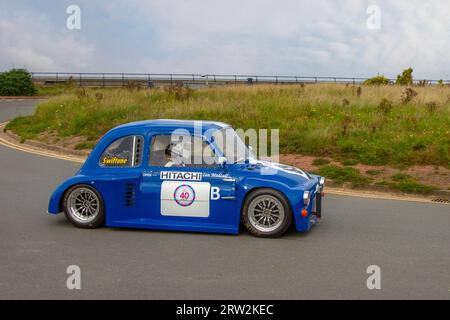 1978 70er-Jahre, Siebziger-Jahre, blau-weiße Fiat 500 Sonderlimousine mit 1380 ccm-Minimotor und maßgeschneidertem Rohrrahmen. Ian Metcalf fährt beim Ocean Speed Revival Southport Sprint Event auf dem Marine Drive. Klassisch und schnell auf einer geschlossenen öffentlichen Straße Coastal Road historischer Sprint Course, Merseyside, Großbritannien Stockfoto