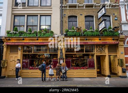 London, Großbritannien: Restaurant Rules in der Maiden Lane in Covent Garden. Rules wurde 1798 gegründet und behauptet, das älteste Restaurant Londons zu sein. Stockfoto