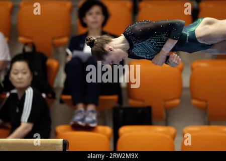 ROTTERDAM - Gymnast Naomi Visser in Aktion auf Beam während des zweiten niederländischen Qualifikationswettbewerbs für die Weltmeisterschaften. ANP OLAF KRAAK Stockfoto