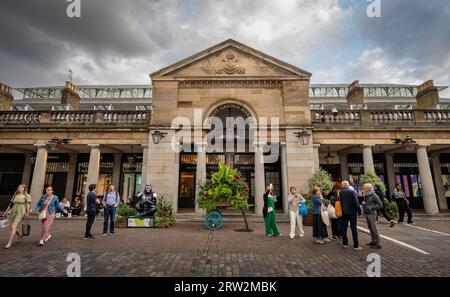 London, Großbritannien: Covent Garden Market im Londoner West End. Blick auf das Äußere des ehemaligen Obst- und Gemüsemarktes mit den Menschen. Stockfoto