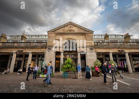 London, Großbritannien: Covent Garden Market im Londoner West End. Blick auf das Äußere des ehemaligen Obst- und Gemüsemarktes mit den Menschen. Stockfoto