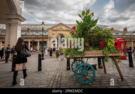 London, Großbritannien: Covent Garden Market im Londoner West End. Blick auf das Äußere des ehemaligen Obst- und Gemüsemarktes von der James Street. Stockfoto