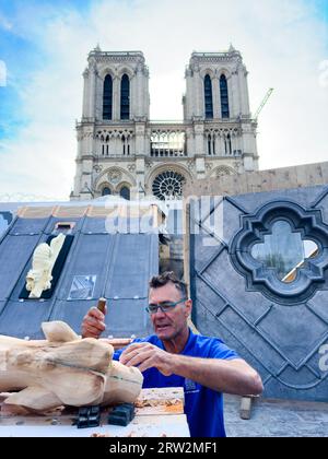 Paris, Frankreich. 16. September 2023: Ein französischer Holzarbeiter schnitzt einen Gargoyle mit traditionellen Methoden, die bei der Renovierung der Kathedrale Notre Dame in Paris verwendet werden. Die antike katholische Kathedrale wurde bei einem Brand im April 2019 schwer beschädigt und wird wiederaufgebaut. Andy Soloman/Alamy Live News Stockfoto