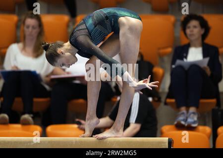 ROTTERDAM - Gymnast Naomi Visser in Aktion während des zweiten niederländischen Qualifikationswettbewerbs für die Weltmeisterschaften. ANP OLAF KRAAK Stockfoto