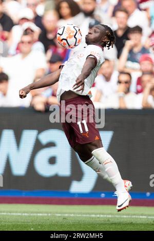 Stratford, London, Großbritannien. September 2023. Jeremy Doku kontrolliert den Ball während des Premier-League-Spiels zwischen West Ham United und Manchester City im London Stadium, Stratford am Samstag, den 16. September 2023. (Foto: Federico Guerra Maranesi | MI News) Credit: MI News & Sport /Alamy Live News Stockfoto