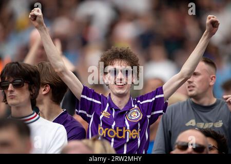 Stratford, London, Großbritannien. September 2023. Manchester City-Fans schauen sich die Kamera während des Premier-League-Spiels zwischen West Ham United und Manchester City im London Stadium, Stratford, am Samstag, den 16. September 2023 an. (Foto: Federico Guerra Maranesi | MI News) Credit: MI News & Sport /Alamy Live News Stockfoto