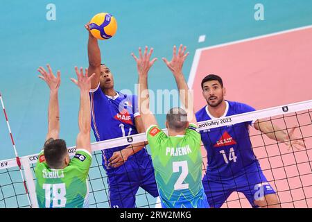 Rom, Italien. September 2023. Stephen Boyer aus Frankreich, Klemen Cebulj und Alen Pajenk aus Slowenien während des CEV EuroVolley Men-Endspiels 2023 zwischen Frankreich und Slowenien im Palazzetto dello Sport in Rom (Italien), 16. September 2023. Quelle: Insidefoto di andrea staccioli/Alamy Live News Stockfoto