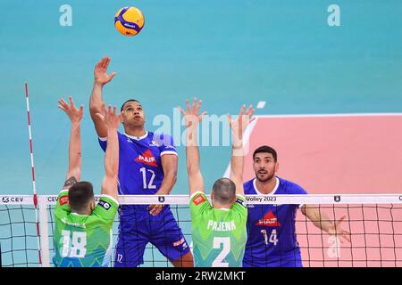 Rom, Italien. September 2023. Stephen Boyer aus Frankreich, Klemen Cebulj und Alen Pajenk aus Slowenien während des CEV EuroVolley Men-Endspiels 2023 zwischen Frankreich und Slowenien im Palazzetto dello Sport in Rom (Italien), 16. September 2023. Quelle: Insidefoto di andrea staccioli/Alamy Live News Stockfoto