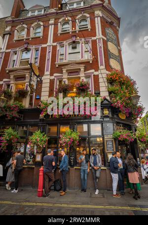 London, Großbritannien: Leute vor dem White Lion Pub an der Ecke Floral Street und James Street. Das Hotel liegt im Covent Garden im Londoner West End. Stockfoto