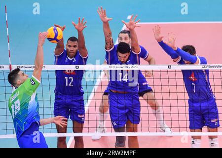 Rom, Italien. September 2023. Klemen Cebulj aus Slowenien, Stephen Boyer, Nicolas Le Goff, Kevin Tillie aus Frankreich und während des CEV EuroVolley Men-Endspiels 2023 zwischen Frankreich und Slowenien im Palazzetto dello Sport in Rom (Italien), 16. September 2023. Quelle: Insidefoto di andrea staccioli/Alamy Live News Stockfoto