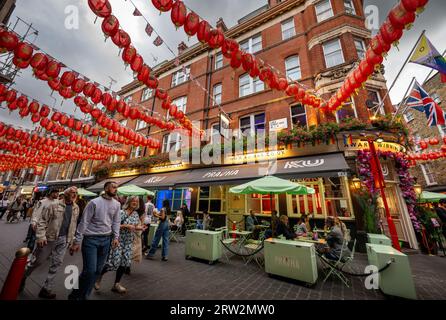 London, Großbritannien: Ku Bar, eine preisgekrönte Gay Bar in der Lisle Street in Londons Chinatown. Stockfoto