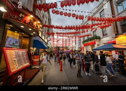 London, UK: Gerard Street in Londons Chinatown. Touristenstraße im Zentrum von London mit chinesischen Restaurants und roten chinesischen Laternen. Stockfoto