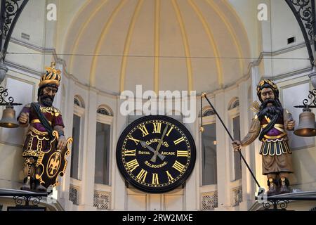 934 Gog- und Magog-Automaten und Gaunt's Clock in der Royal Arcade, Australiens ältester erhaltener Einkaufspassage. Melbourne. Stockfoto