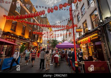 London, UK: Gerard Street in Londons Chinatown. Touristenstraße im Zentrum von London mit chinesischen Restaurants und roten chinesischen Laternen. Stockfoto
