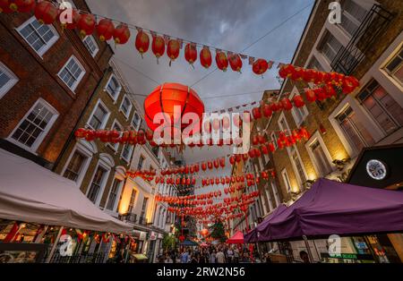 London, UK: Gerard Street in Londons Chinatown. Touristenstraße im Zentrum von London mit chinesischen Restaurants und roten chinesischen Laternen. Stockfoto