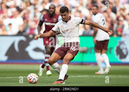 Stratford, London, Großbritannien. September 2023. Rodri aus Manchester City kontrolliert den Ball während des Premier League-Spiels zwischen West Ham United und Manchester City im London Stadium, Stratford am Samstag, den 16. September 2023. (Foto: Federico Guerra Maranesi | MI News) Credit: MI News & Sport /Alamy Live News Stockfoto