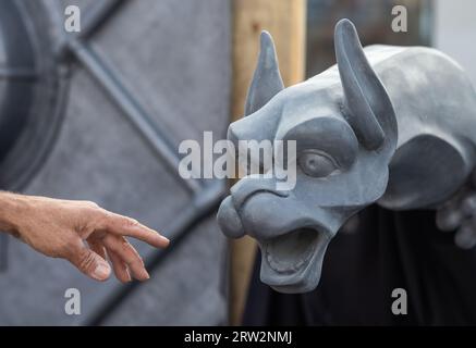 Paris, Frankreich. 16. September 2023: Ein französischer Handwerker zeigt auf ein Modell eines Gargoyles, das bei der Renovierung der Kathedrale Notre Dame in Paris verwendet wurde. Die antike katholische Kathedrale wurde bei einem Brand im April 2019 schwer beschädigt und wird wiederaufgebaut. Andy Soloman/Alamy Live News Stockfoto