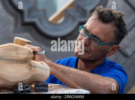 Paris, Frankreich. 16. September 2023: Ein französischer Holzarbeiter schnitzt einen Gargoyle mit traditionellen Methoden, die bei der Renovierung der Kathedrale Notre Dame in Paris verwendet werden. Die antike katholische Kathedrale wurde bei einem Brand im April 2019 schwer beschädigt und wird wiederaufgebaut. Andy Soloman/Alamy Live News Stockfoto