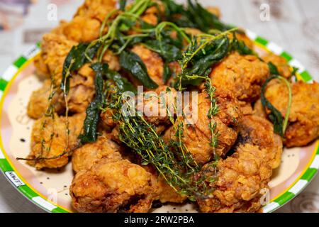 Traditionelles gebratenes Hühnchen mit aromatischen Kräutern, Thymian und Salbei. Tabasco-Pfeffersauce Stockfoto