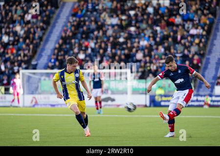 Falkirk, Schottland. 16. September 2023. Leon McCann (3 - Falkirk) überquert den Ball Falkirk vs Queen of the South, Cinch League One Credit: Raymond Davies / Alamy Live News Stockfoto