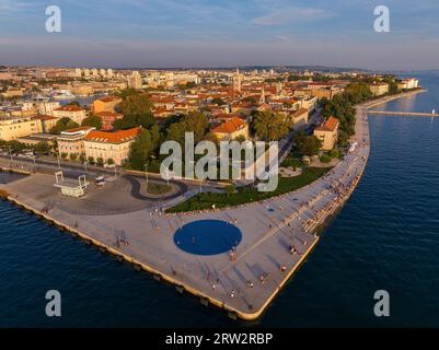 Luftaufnahme der Meeresorgane und Sonnengruß in Zadar, Kroatien Stockfoto
