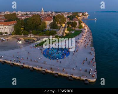 Luftaufnahme der Meeresorgane und Sonnengruß in Zadar, Kroatien Stockfoto