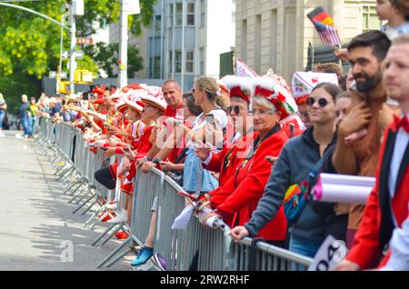 New York, New York, USA. September 2023. Die Zuschauer warten auf der 5th Avenue vor der 66th Annual German-American Steuben Parade in New York City. Quelle: Ryan Rahman/Alamy Live News Stockfoto