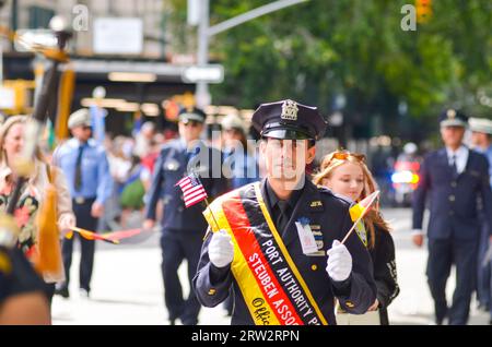 New York, New York, USA. September 2023. Während der 66. Jährlichen deutsch-amerikanischen Steuben-Parade in New York City wird ein Polizeibeamter beobachtet, der deutsche und US-amerikanische Flaggen entlang der 5th Avenue hält. Quelle: Ryan Rahman/Alamy Live News Stockfoto