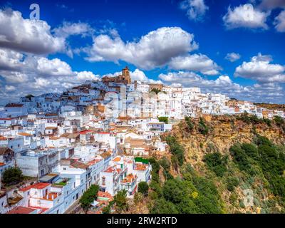 Panoramablick auf Arcos de la Frontera, weiße Stadt auf einem Felsen am Fluss Guadalete in der Provinz Cádiz, Spanien Stockfoto