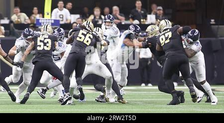 New Orleans, USA. September 2023. Die Tennessee Titans offensiv engagieren sich bei einem Spiel der National Football League im Caesars Superdome in New Orleans, Louisiana, am Sonntag, den 10. September 2023, mit der Verteidigung der New Orleans Saints. (Foto: Peter G. Forest/SIPA USA) Credit: SIPA USA/Alamy Live News Stockfoto