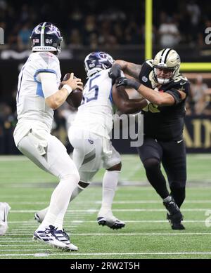 New Orleans, USA. September 2023. Tennessee Titans Quarterback Ryan Tannehill (17) sucht nach einem offenen Empfänger, während Center Aaron Brewer (55) versucht, die New Orleans Saints Defensive Tackle Bryan Bresee (90) während eines Spiels der National Football League im Caesars Superdome in New Orleans, Louisiana, am Sonntag, den 10. September 2023, zu blockieren. (Foto: Peter G. Forest/SIPA USA) Credit: SIPA USA/Alamy Live News Stockfoto