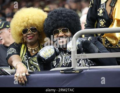 New Orleans, USA. September 2023. Soul of a Saint und seine Frau posieren beide für ein Foto während eines Spiels der National Football League im Caesars Superdome in New Orleans, Louisiana, am Sonntag, den 10. September 2023. (Foto: Peter G. Forest/SIPA USA) Credit: SIPA USA/Alamy Live News Stockfoto