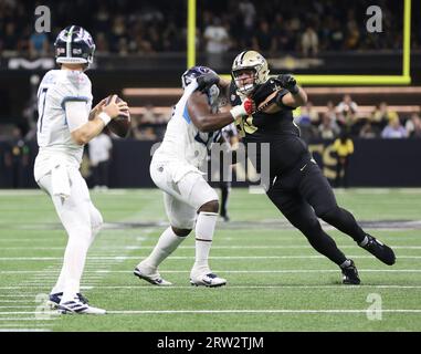 New Orleans, USA. September 2023. Tennessee Titans Quarterback Ryan Tannehill (17) sucht nach einem offenen Empfänger, während Center Aaron Brewer (55) versucht, die New Orleans Saints Defensive Tackle Bryan Bresee (90) während eines Spiels der National Football League im Caesars Superdome in New Orleans, Louisiana, am Sonntag, den 10. September 2023, zu blockieren. (Foto: Peter G. Forest/SIPA USA) Credit: SIPA USA/Alamy Live News Stockfoto