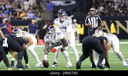 New Orleans, USA. September 2023. Tennessee Titans Quarterback Ryan Tannehill (17) steht hinter dem Zentrum Aaron Brewer (55) während eines Spiels der National Football League im Caesars Superdome in New Orleans, Louisiana, am Sonntag, den 10. September 2023. (Foto: Peter G. Forest/SIPA USA) Credit: SIPA USA/Alamy Live News Stockfoto