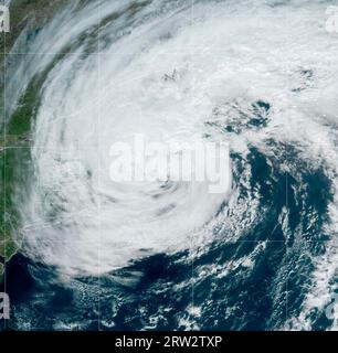 Miami, Usa. September 2023. NOAA GEOS-East-Satellitenbild, das posttropische Zyklone Lee zeigt, die Maine und Teile von Neuengland verpeitschen, während der geschwächte Sturm sich auf die Landung in Nova Scotia vorbereitet, 16. September 2023. Quelle: NESDIS/STAR/NOAA/Alamy Live News Stockfoto