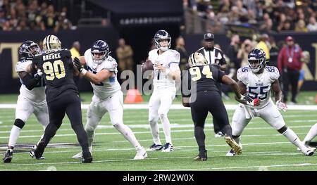 New Orleans, USA. September 2023. Tennessee Titans Quarterback Ryan Tannehill (17) sucht nach einem offenen Empfänger, während New Orleans Saints Defensive End Cameron Jordan (94) versucht, das Tennessee Titans Center Aaron Brewer (55) während eines Spiels der National Football League im Caesars Superdome in New Orleans, Louisiana, am Sonntag, den 10. September 2023, zu überwinden. (Foto: Peter G. Forest/SIPA USA) Credit: SIPA USA/Alamy Live News Stockfoto