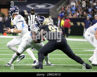 New Orleans, USA. September 2023. Das Tennessee Titans Center Aaron Brewer (55) blockiert das Defensive End der New Orleans Saints Malcolm Roach (97), während Quarterback Ryan Tannehill (17) sich am Sonntag, den 10. September 2023, im Caesars Superdome in New Orleans, Louisiana, darauf vorbereitet, den Ball einem Lauf zu übergeben. (Foto: Peter G. Forest/SIPA USA) Credit: SIPA USA/Alamy Live News Stockfoto