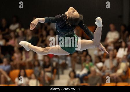 ROTTERDAM - Gymnast Naomi Visser in Aktion auf dem Boden während des zweiten niederländischen Qualifikationswettbewerbs für die Weltmeisterschaften. ANP OLAF KRAAK Stockfoto