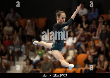 ROTTERDAM - Gymnast Naomi Visser in Aktion auf dem Boden während des zweiten niederländischen Qualifikationswettbewerbs für die Weltmeisterschaften. ANP OLAF KRAAK Stockfoto