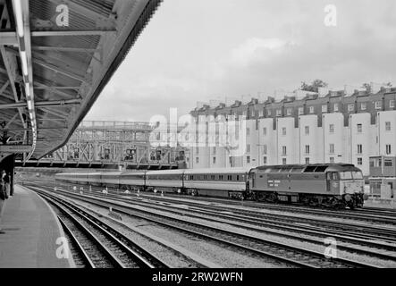 Eine Diesellokomotive der Baureihe 47 47704 fährt von London Paddington mit einer Überlandfahrt ab und passiert am 7. Juni 1994 die U-Bahn-Station Royal Oak. Stockfoto